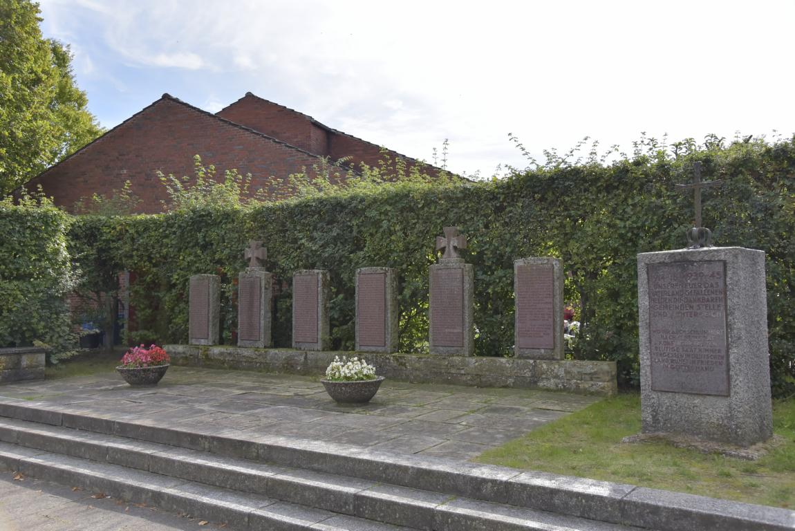 Das Kriegsgräberdenkmal an der Straße bei der Kirche in Stelle. Foto: Hamann