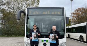 Herr Hamawend Abdulrahman, Stellvertretender Betriebsleiter des KVG-Betriebes in Hittfeld (links) und Herr Michael Kropp, Stellvertretender Leiter der Harburger Außenstelle WEISSER RING (rechts) Foto: KVG