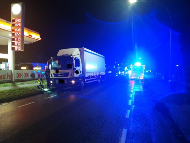 3b80f61b-9788-451c-8deb-e8102b0e678f Die Polizei sichert die Unfallstelle. Foto Hamann