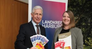 Den Einsatz der vielen Ehrenamtlichen würdigen Landrat Rainer Rempe und Ehrenamtsbeauftragte Birthe Gutjahr und weisen als „kleines Dankeschön“ auf die Ehrenamtskarte hin. Foto: Landkreis Harburg