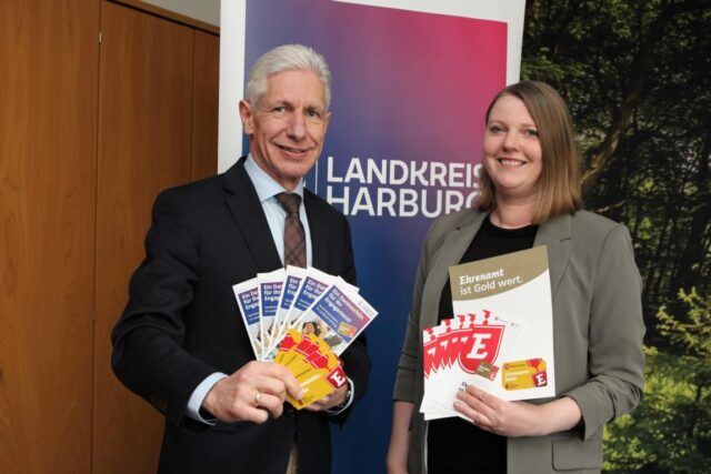 Den Einsatz der vielen Ehrenamtlichen würdigen Landrat Rainer Rempe und Ehrenamtsbeauftragte Birthe Gutjahr und weisen als „kleines Dankeschön“ auf die Ehrenamtskarte hin. Foto: Landkreis Harburg