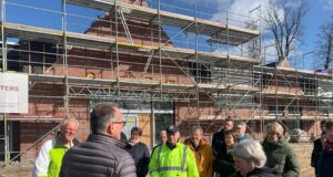 Projektleiter Jörg Ruschmeyer erläutert den interessierten CDU-Mitgliedern die Entstehungsgeschichte des Projekts Foto: CDU Stelle/Stuhr