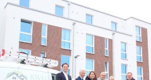 KWG-Geschäftsführer Daniel Robionek (v.l.), Landrat Rainer Rempe, Anja Rienow (KWG), Klaus-Werner Knöll (Firma Goldbeck), Armin Wilke (KWG) und Winsens Bürgermeister André Wiese. Foto: Landkreis Harburg