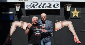 Autor Gerhard Müller aus Ashausen präsentiert sein Buch bei Carsten Marek, Inhaber Zur Ritze. Foto: Harald Becker hfr