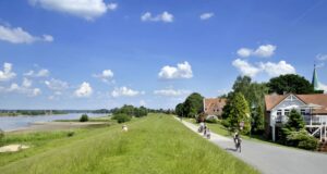 Ein Ausflug an die Elbe – beispielsweise auf dem Elberadweg Drennhausen – lohnt sich und kann mit spannenden Erlebnissen für die ganze Familie verbunden werden. Foto: Photocompany