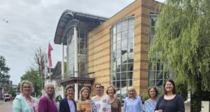 Freuen sich schon jetzt auf das Impro-Theater: v.l.n.r. Jutta Viercke-Götze (Samtgemeindebücherei Jesteburg), Nikola Laudien (Gemeindebücherei Stelle); Martina Fäsecke (Stadtbücherei Buchholz) und Sarah Vogler (Bücherei Seevetal, beide mit Plakat), Sara Meyer (Bücherei Neu Wulmstorf), Christiane Dyck (Bökerstuuv Hanstedt), Uta Golombek (Stadtbücherei Buchholz), Annelore Wilke (Stadtbücherei Winsen) und Claudia Taghipourian (Samtgemeinde Elbmarsch).