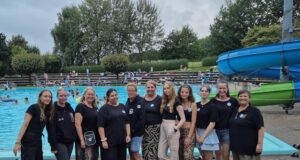 „For girls only“: Die Pädagoginnen des Arbeitskreises für Mädchenarbeit im Landkreis Harburg freuen sich über den Erfolg der Poolparty. Foto: Landkreis Harburg