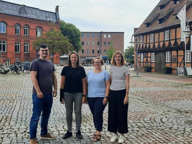 Im Vorfeld des Mobilitätstags haben (von links) Niklas Luckmann von der Stadt Winsen, Sabrina Wilkens von der MOBILOTSIN LNVG, Sandra Sperling vom Landkreis und Victoria Kemper von der MOBILOTSIN LNVG neuralgische Punkte in Winsen unter die Lupe genommen. Foto: Landkreis Harburg