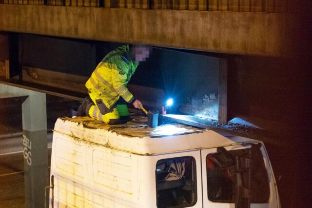 Plötzlich krachte der LKW gegen die Bahnbrücke. Foto: Symbolbild - JOTO