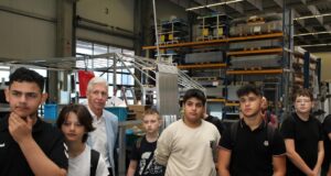 Zusammen mit Schülerinnen und Schülern besucht Landrat Rainer Rempe beim Tag der Wirtschaft Unternehmen. Foto: Landkreis Harburg