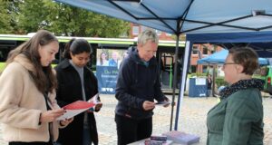 Die Besucherinnen und Besucher nutzen die Möglichkeit, sich über Mobilitätskonzepte und Angebote zu informieren. Foto: Landkreis Harburg