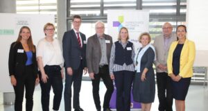 Viele Impulse gab es beim Treffen des Ausbildungsnetzwerks Pflege von (von links) Lara Paderow (Koordinierungsstelle Ausbildungsnetzwerk), Kathrin Zeitz (Gesundheitsfachschule Buchholz), Thomas Degen (BBS Winsen), Klaus-Jörg Bossow (Krankenhaus Buchholz und Winsen), Wiebke Krohn, Kira Buchmann (BBS Buchholz), Uwe Mylius und Kreisrätin Ana Cristina Bröcking. Foto: Landkreis Harburg