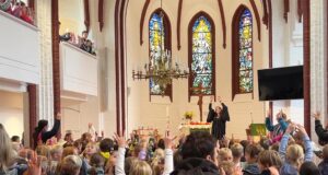 Kinder der ersten bis vierten Grundschulklasse feierten einen Erntedankgottesdienst in der Kirche St.Michael in Stelle. Foto: St.Michaels-Kirchengemeinde Stelle