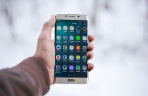 Netzwerkabend für Selbständige dreht sich um Social Media Smartphone. Foto: Symbolbild