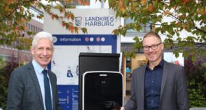 Landrat Rainer Rempe und Klimaschutzmanager Oliver Waltenrath freuen sich über mehr Elektromobilität zwischen Elbe und Heide. Foto: Landkreis Harburg