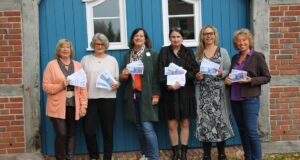 Gemeinsam stellen (von links) Martina Munz (Samtgemeinde Hollenstedt), Eike Reich (Gemeinde Stelle), Svenja Riebau (Stadt Winsen), Astrid Warburg-Manthey (SG Salzhausen), Yvonne Bodendieck (Stadt Buchholz) und Andrea Schrag (Gleichstellungsbeauftragte Landkreis Harburg) das Programm der 16-Tage-Kampagne im Landkreis Harburg vor. Foto: Landkreis Harburg