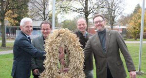 Die Situation der Landwirtschaft war für (von links) Landrat Rainer Rempe, Kreislandwirt Martin Peters, Landvolkvorsitzender Wilhelm Neven und Erster Kreisrat Josef Nießen Thema bei der Übergabe der Erntekrone. Foto: Landkreis Harburg