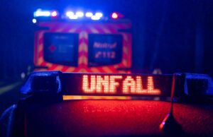 Vorfahrt missachtet: Zwei Verletzte bei Unfall in Stelle Polizei und Rettungsdienst bei einem Unfall. Foto: Symbolbild/JOTO