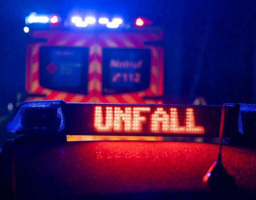 Polizei und Rettungsdienst bei einem Unfall. Foto: Symbolbild/JOTO