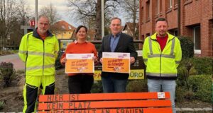Winsens Bürgermeister André Wiese (2. v. rechts) freut sich zusammen mit der Gleichstellungsbeauftragte Svenja Riebau und Bauhofleiter Ronny Bäumer (rechts) sowie dem Tischler Markus Dziallas (links) über die auffällig gestaltete Bank. Nicht im Bild: Tischlerin Tanja Ziegler, die gleichfalls mitgewirkt hat. Foto: Stadt Winsen (Luhe)