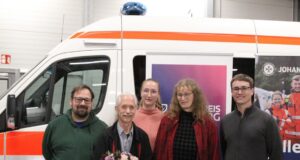 Die Mobilen Retter unterstützen seit gut einem Jahr die Rettungskräfte im Landkreis Harburg: Diese Stärkung der Rettungskette rettet Leben (von links): Markus Bodmann (Rettungsdienstgesellschaft Landkreis Harburg), Heiko Siebern, die Mobile Retterin Nadine Jansen (JUH), Martina Siebern und Sven Westphalen (Disponent Rettungsleitstelle Landkreis Harburg). Foto: Landkreis Harburg