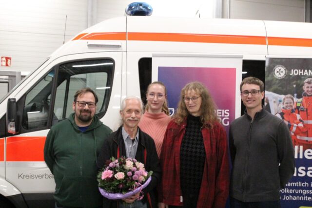 Die Mobilen Retter unterstützen seit gut einem Jahr die Rettungskräfte im Landkreis Harburg: Diese Stärkung der Rettungskette rettet Leben (von links): Markus Bodmann (Rettungsdienstgesellschaft Landkreis Harburg), Heiko Siebern, die Mobile Retterin Nadine Jansen (JUH), Martina Siebern und Sven Westphalen (Disponent Rettungsleitstelle Landkreis Harburg). Foto: Landkreis Harburg