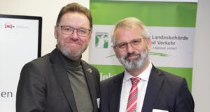 Grundlage für mehr E-Mobilität zwischen Elbe und Heide (von links) Josef Nießen und Timo Quander bei der feierlichen Übergabe des Ladeinfrastrukturkonzepts für den Landkreis Harburg. Foto: Landkreis Harburg