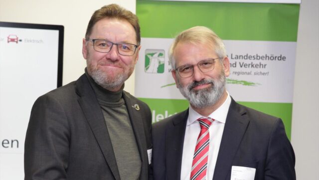 Grundlage für mehr E-Mobilität zwischen Elbe und Heide (von links) Josef Nießen und Timo Quander bei der feierlichen Übergabe des Ladeinfrastrukturkonzepts für den Landkreis Harburg. Foto: Landkreis Harburg