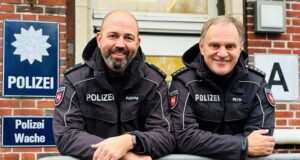 Polizeioberrat Sebastian Pölking (li.) und Leitender Kriminaldirektor Thomas Meyn vor der Wache des Polizeikommissariats Winsen (Luhe). Foto: Polizei