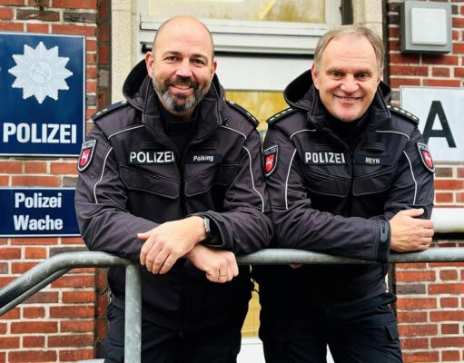 Polizeioberrat Sebastian Pölking (li.) und Leitender Kriminaldirektor Thomas Meyn vor der Wache des Polizeikommissariats Winsen (Luhe). Foto: Polizei