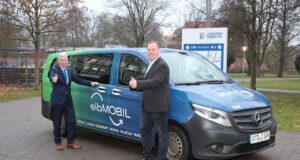Landrat Rainer Rempe und Bürgermeister André Wiese freuen sich über die Beliebtheit des elbMOBIL, das nun in einem neuen Look unterwegs ist. Krankheitsbedingt fehlt Samtgemeindebürgermeisterin Kathrin Bockey. Foto: Landkreis Harburg