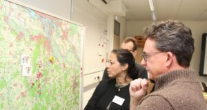 Lagebesprechung bei der Blackout-Übung: die Stabsleiterin, Kreisrätin Ana Cristina Bröcking, und Mirko Dannenfeld. Foto: Landkreis Harburg