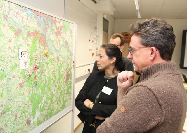 Lagebesprechung bei der Blackout-Übung: die Stabsleiterin, Kreisrätin Ana Cristina Bröcking, und Mirko Dannenfeld. Foto: Landkreis Harburg