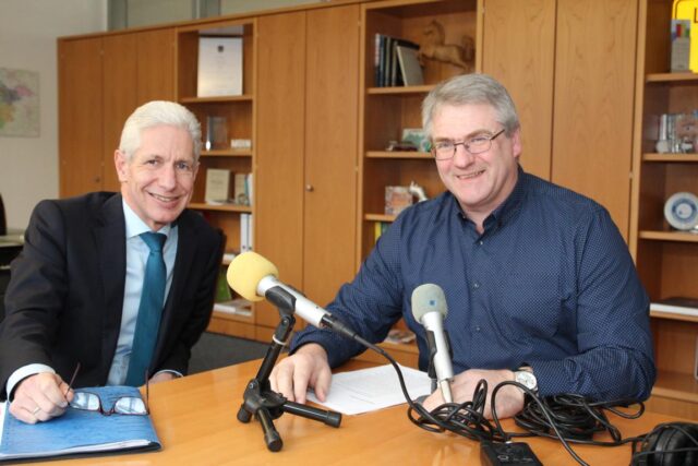 Landrat Rainer Rempe im Gespräch mit Claus Lühr. Foto: Landkreis Harburg