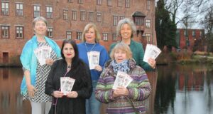 Der Arbeitskreis der kommunalen Gleichstellungsbeauftragten mit (von links) Martina Munz, Ulrike Glüer, Sabine von Xylander, Astrid Warburg-Manthey und Andrea Schrag lädt zu Kino und Currywurst ein. Foto: Landkreis Harburg