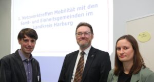 Impulse für die Mobilität der Zukunft gab es beim Netzwerktreffen von (von links) Dr. Alexander Stark, Leiter der Stabstelle Kreisentwicklung / Wirtschaftsförderung / Mobilität, Erster Kreisrat Josef Nießen und Sabrina Wilkens von der LNVG. Foto: Landkreis Harburg