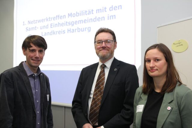 Impulse für die Mobilität der Zukunft gab es beim Netzwerktreffen von (von links) Dr. Alexander Stark, Leiter der Stabstelle Kreisentwicklung / Wirtschaftsförderung / Mobilität, Erster Kreisrat Josef Nießen und Sabrina Wilkens von der LNVG. Foto: Landkreis Harburg
