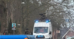 Ein Polizist sichert vom Transporterdach den Einsatz seiner Kollegen. Foto: Taschenbier