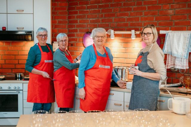 K1024_drk-ov-stelle-mittagessen-ehrenamt Heike Klemp (v.l.), Heidrun Seidel, Ursel Schröder und Siglinde Adomeit vom DRK-Ortsverein Stelle kochen für Menschen, die nicht gerne alleine am Mittagstisch sitzen. Foto: Antje Wulf / DRK-Kreisverband Harburg-Land e.V.
