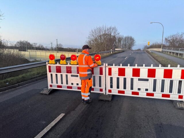 Die Bahnbrücke in Stelle musste sofort für jeglichen Fuß- und Straßenverkehr gesperrt werden, Foto: Hamann Die Bahnbrücke in Stelle musste sofort für jeglichen Fuß- und Straßenverkehr gesperrt werden, Foto: Hamann