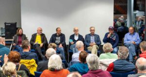 Diskutierten über die Zukunft der Kernkraft (von links): Svenja Stadler (SPD), Ingmar Schmidt (FDP), Steffen Wetzel (Die Linke), Michael Riedel (Volt), Frerk Meyer (Grüne), Jochen Manske (parteilos) und Henning Schwieger (AfD) in der Rathauskantine. Foto: JOTO