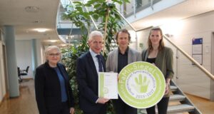 Bei der Übergabe des FaMi-Siegels: Landrat Rainer Rempe (2. v. li.) mit (v. li.) Brigitte Kaminski (ÜBV), Dr. Matthias Richter-Steinke (DGB), und Fenna Werner von der Personalentwicklung der Kreisverwaltung. Foto: Landkreis Harburg