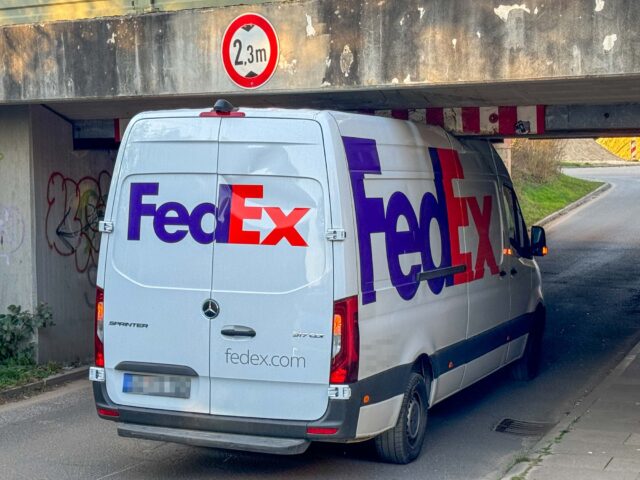 20250328_JOTO_Transporter_Bruecke_Stelle_002 Die Bahnunterführung "Hinter der Bahn" in Stelle wird immer wieder zur Falle für Transporter. Foto: Hamann