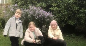 Joshua (5), Tabitha (8) und Kesia (11) mit dem Pflegehündin Tina. Foto: Annette Ferenczi