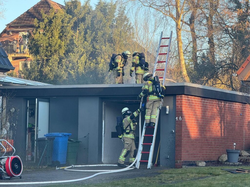 Über eine angrenzende Garage kontrollierten Einsatzkräfte der Feuerwehr den Brandort mittels einer Wärmebildkamera. Foto Hamann