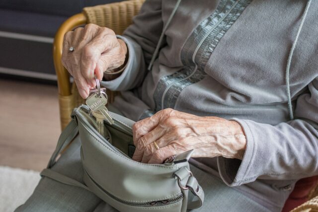 Seniorin mit Haustürschlüsseln. Foto: Symbolbild