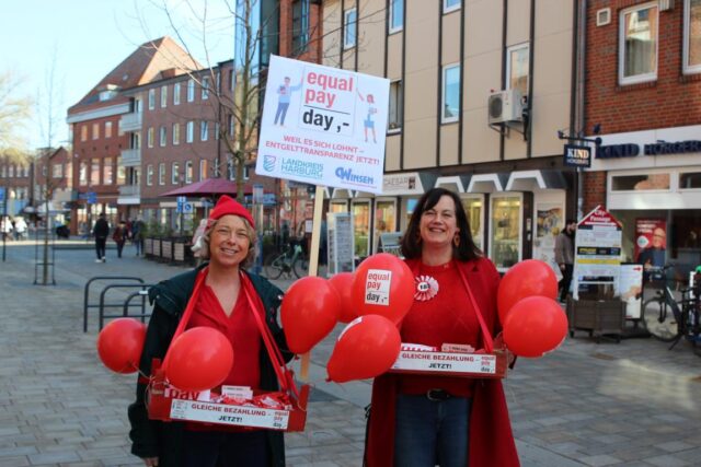 Andrea Schrag (links) und Svenja Riebau machen am Equal Pay Day in der Winsener Innenstadt auf die Lohnlücke zwischen Frauen und Männern aufmerksam. Foto: Landkreis Harburg