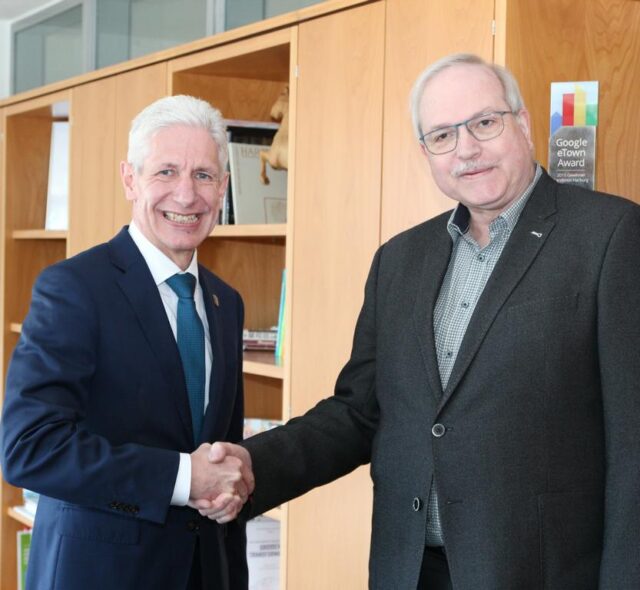 Landrat Rainer Rempe dankt Frank Sameluck für seine langjährige Arbeit als Leiter der Abfallwirtschaft und verabschiedet ihn offiziell. Foto: Landkreis Harburg