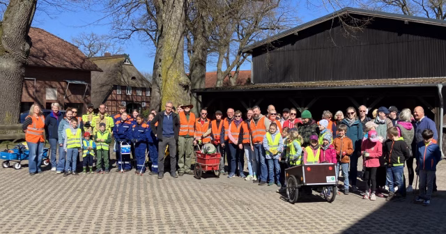 Gemeinsam für ein sauberes Dorf: Die Müllsammelaktion in Ashausen war ein voller Erfolg. Foto: Dulz