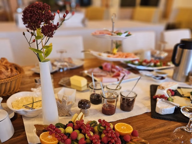 Ein Fest für alle Sinne: Knusprige Brötchen, feine Aufstriche, warme Köstlichkeiten und süße Verführungen – hier wird jeder fündig. Foto: Schmitt